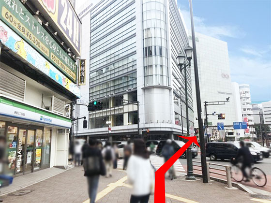 左手にファミリーマート様が見えてきます。その先の横断歩道を渡り、右へ曲がり直進します。