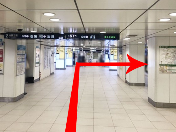 東京メトロ丸ノ内線・副都心線の新宿三丁目駅、伊勢丹方面改札を出ましたら、右方向のA2出口へ進みます。